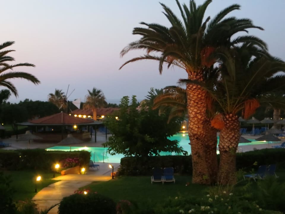 Pool am Abend Anissa Beach & Village