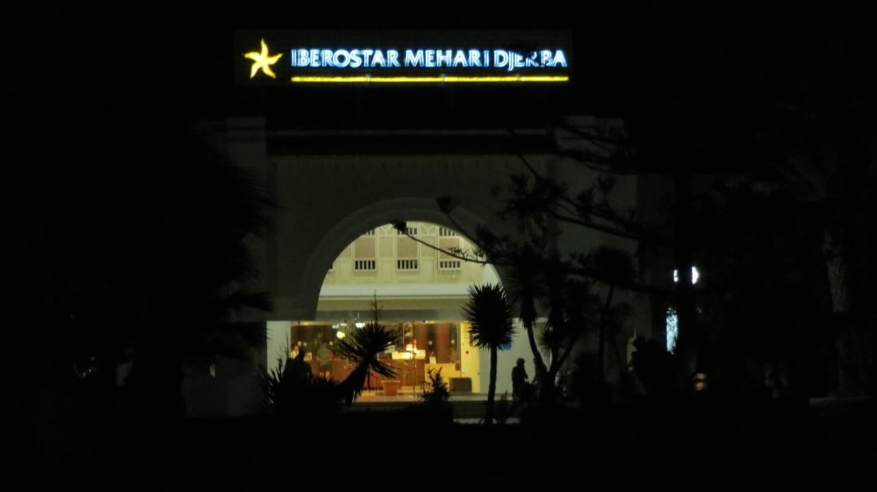 Eingang bei Nacht Iberostar Waves Mehari Djerba