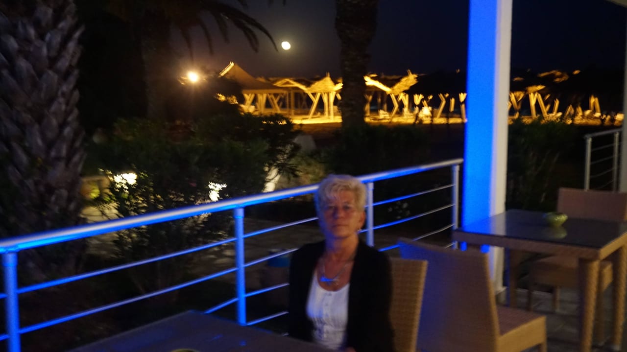 Restaurandterasse bei Nacht The Orangers Beach Resort and Bungalows
