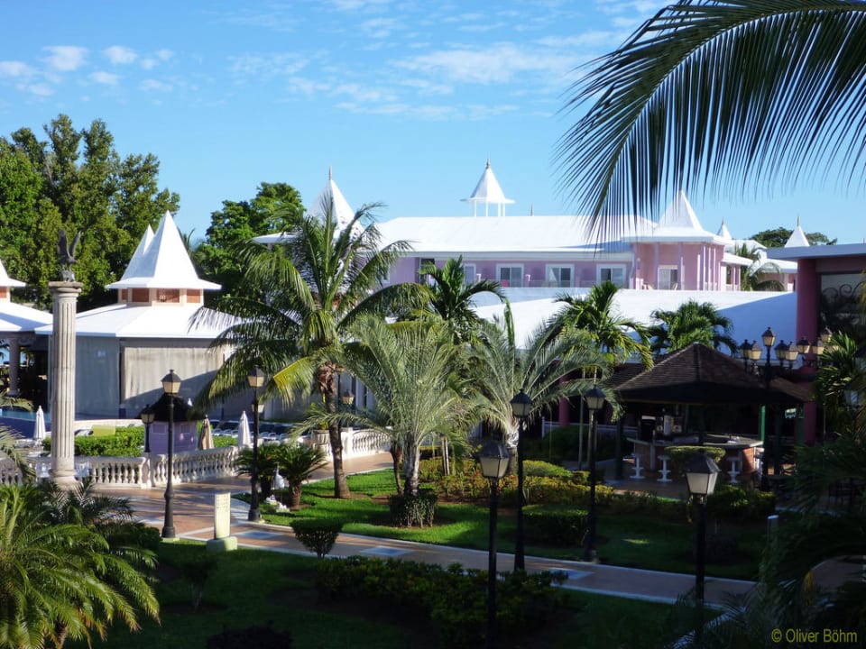 Bereich zwischen Empfang und Poolanlage Hotel Riu Palace Tropical Bay