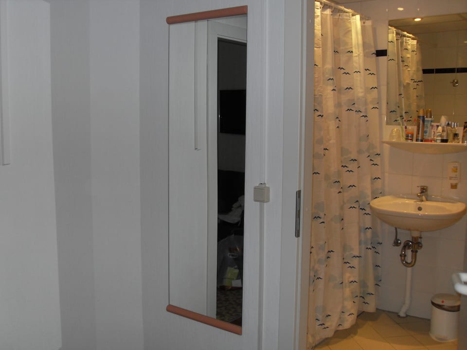 Blick ins Badezimmer ibis Dresden Zentrum
