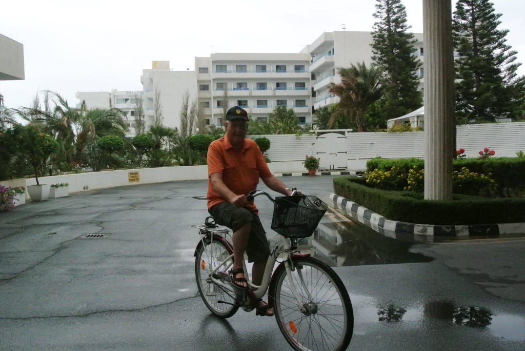 Armin mit dem Velo unterwegs Hotel Sunrise Beach