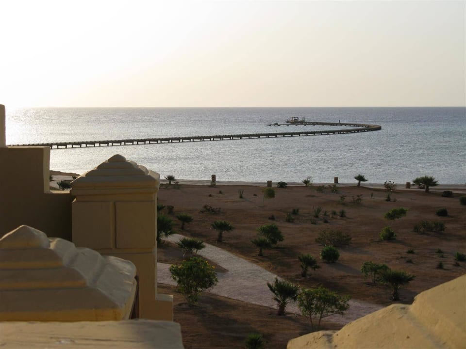 Blick vom Zimmer auf den Steg zum Riff Hotel Sheraton Soma Bay Resort