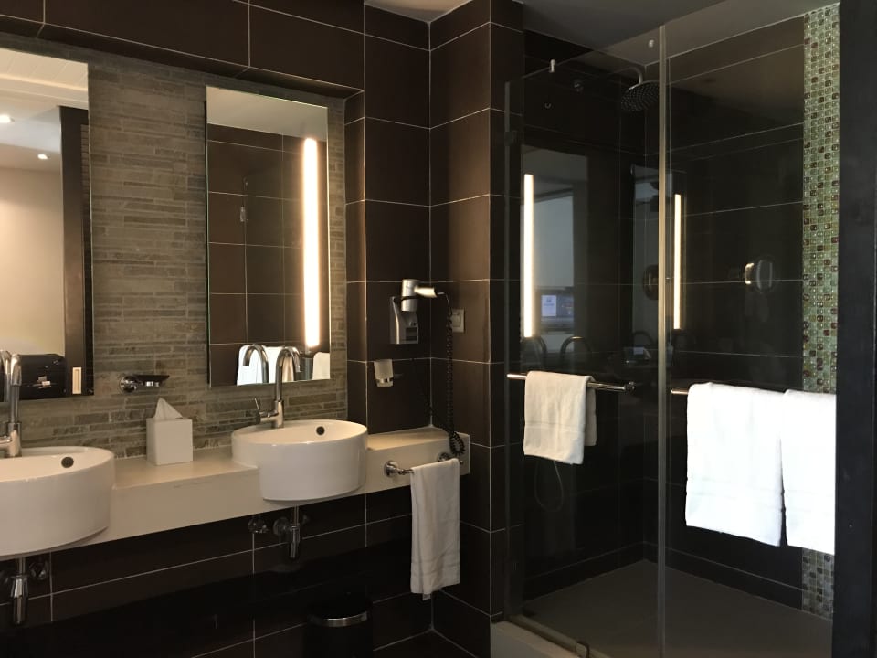 Waschbecken und Dusche. Crystals Beach Resort Belle Mare, a member of Radisson Individuals