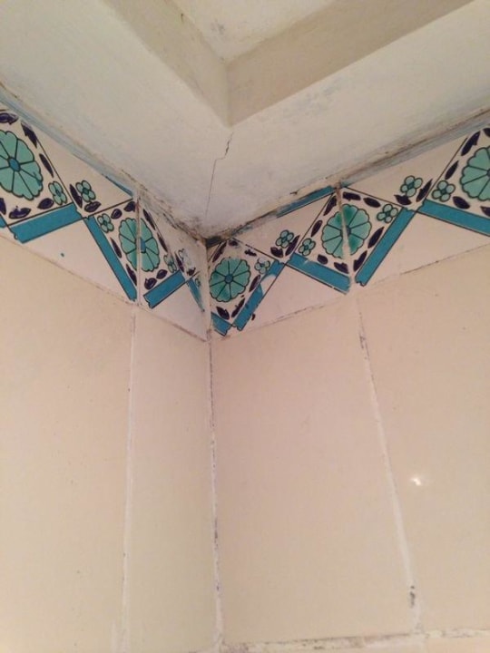 Schimmel an der Decke im Bad Hotel El Mouradi Cap Mahdia
