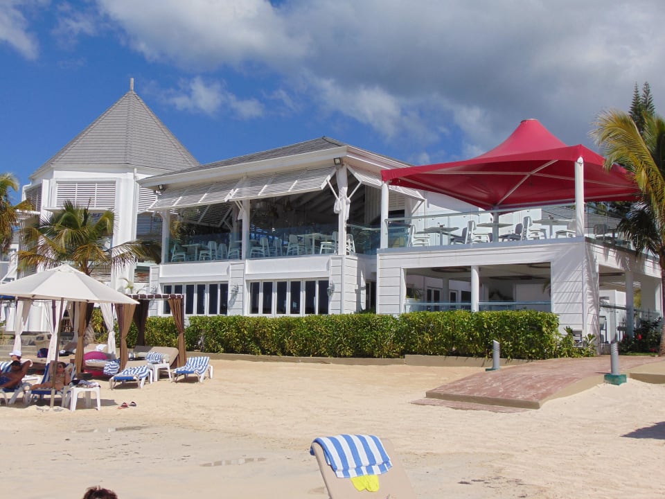 Restaurant Ackee und ganz links die Bar Azul Beach Resort Negril by Karisma