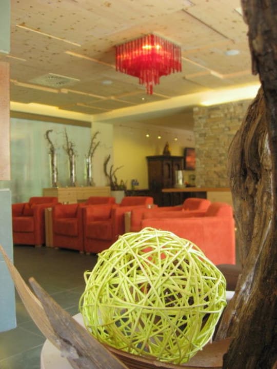 Blick auf Sitzgruppe vor Kamin Holzhotel Forsthofalm