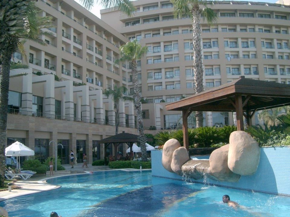 Pool und Hinterseite des Hotel Fame Residence Lara & Spa