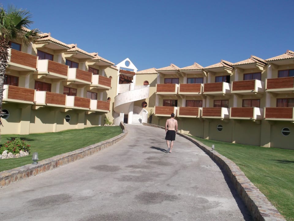 Auf den weg zu den Zimmern Hotel Kalithea Horizon Royal