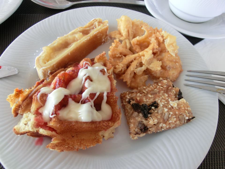 Hier nur ein kleiner Teil von den Süßigkeiten zum Frühstück TUI BLUE Insula Alba