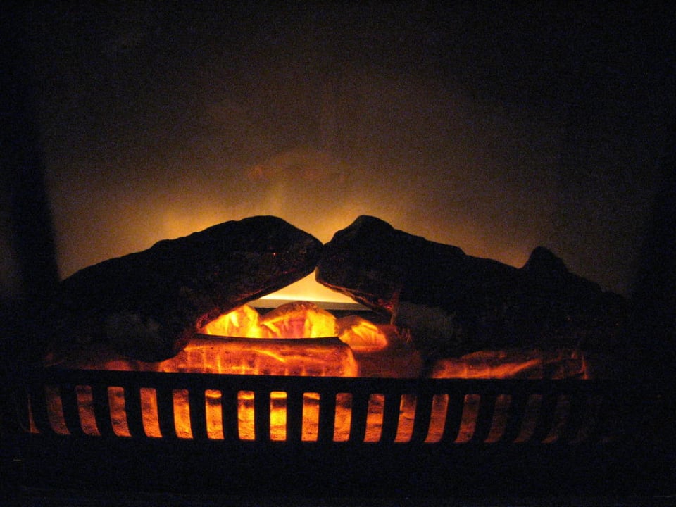 Kominek elektryczny w pokoju Hotel Azzun Orient SPA & Wellness