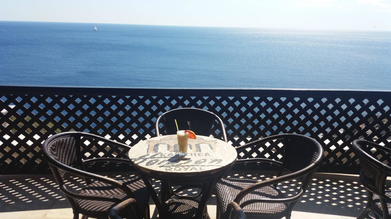 Mittagspause mit Pina Colada Hotel Kalithea Horizon Royal