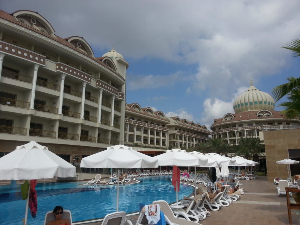 Blick vom Ruhepool zum Hotel Kirman Belazur Resort & Spa