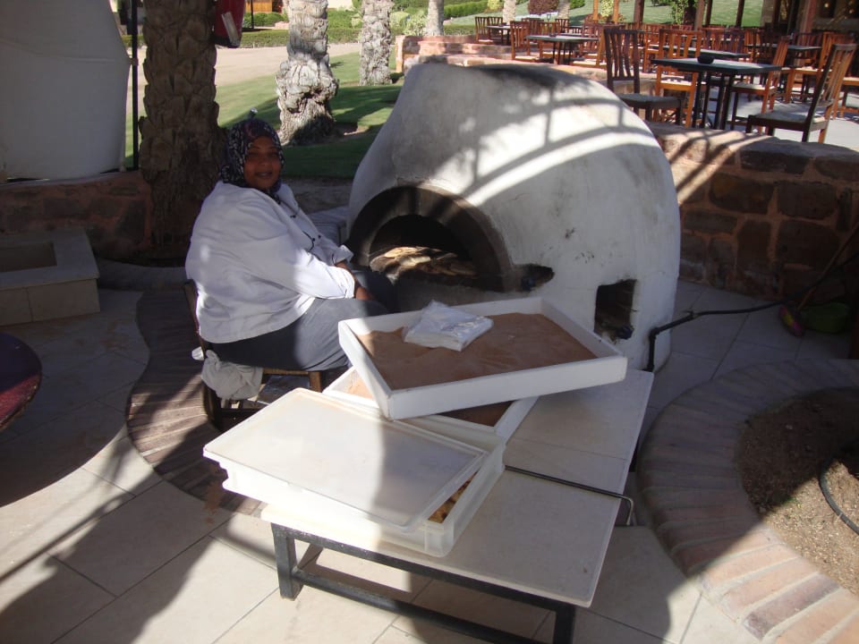 Bei der Strandbar macht diese Dame Fladenbrot Jaz Solaya