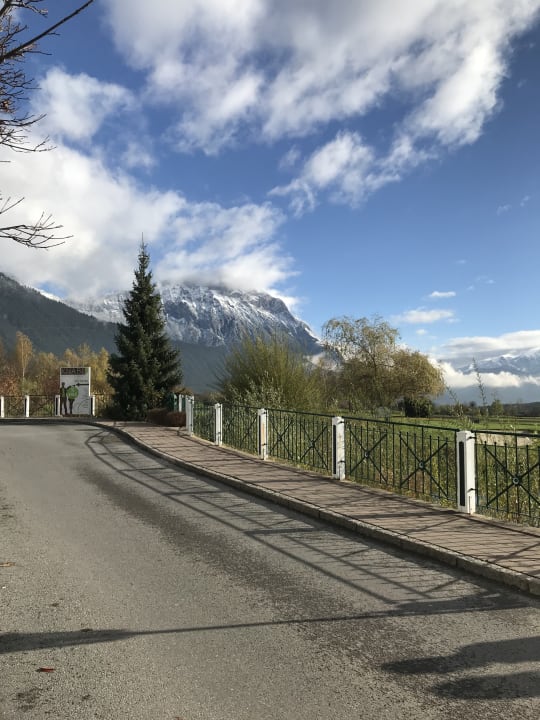 Vor dem Hotel Alpenresort Schwarz
