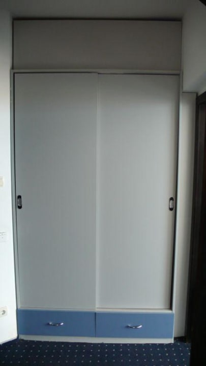 Kleiderschrank im Appartement (Zimmer 320) Sineva Park