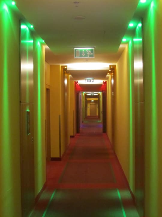 Beleuchteter Hotelgang am Abend Das Sonnreich Thermenhotel Loipersdorf