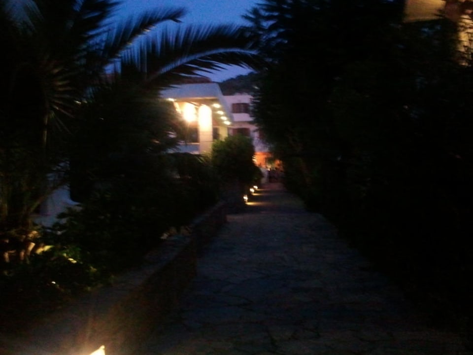 Weg zum Hotel/ Poolanlagen vomn den Bungalows Sentido Kyknos Beach Adults Only 16+