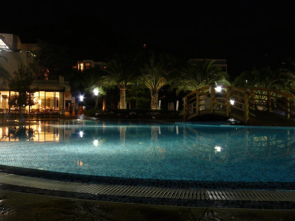 Бассейн ночью Iberostar Waves Bellevue