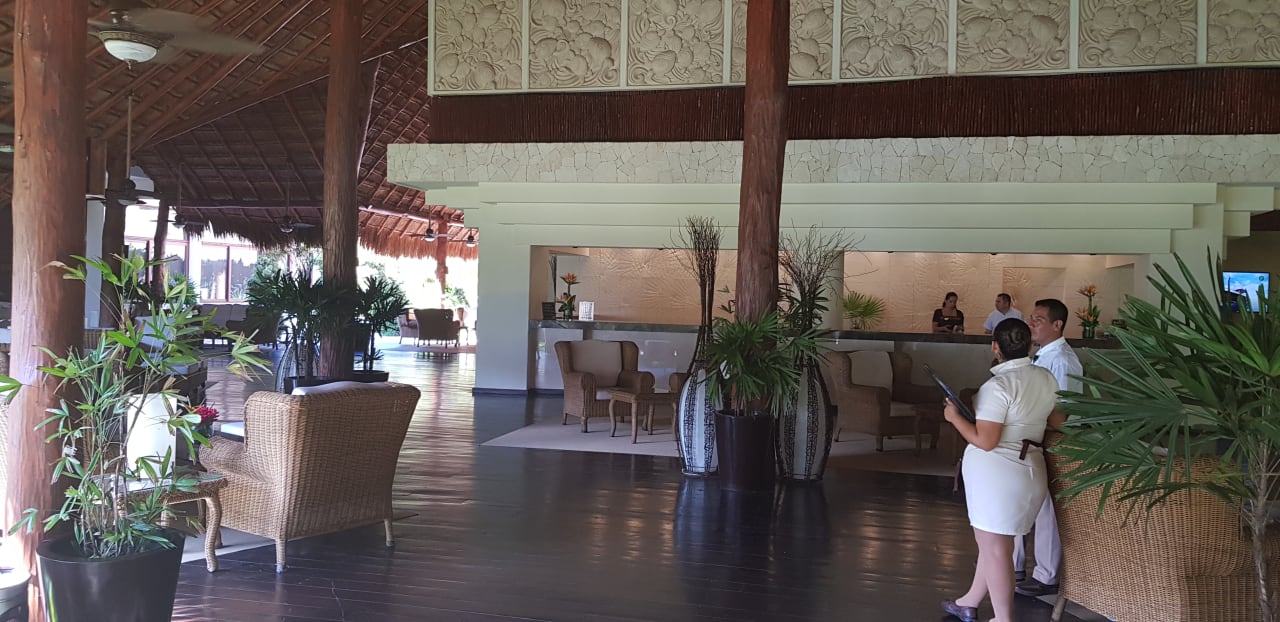 Lobby Akumal Bay Beach & Wellness Resort