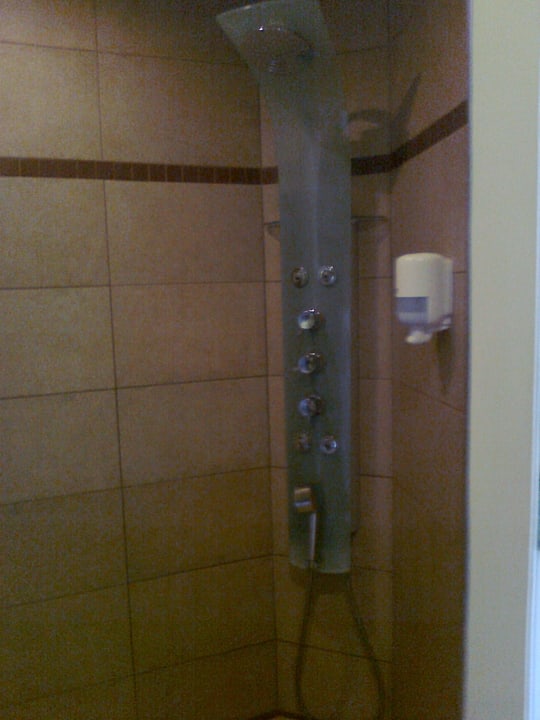 Moderne Duschen im Wellnessbereich Hotel Schneeberghof