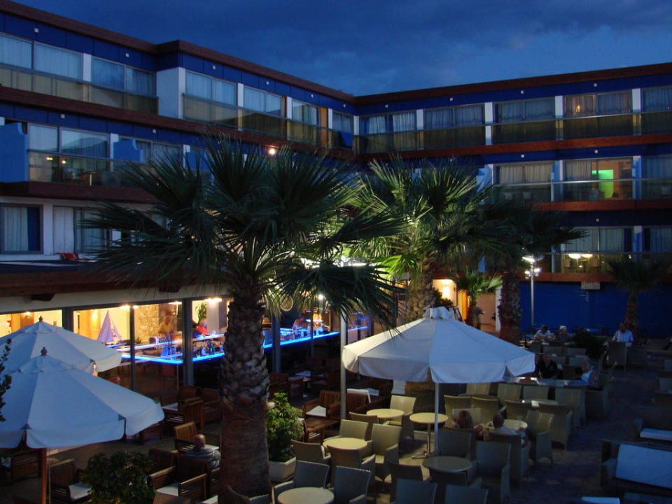 Blick auf den Außenbereich der Bar All Senses Ocean Blue Sea Side Resort & Spa