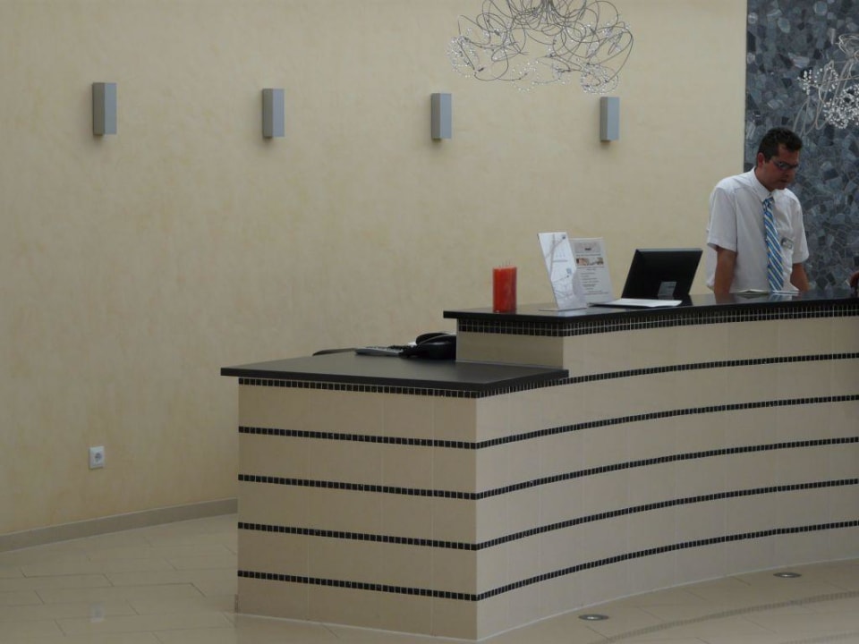 Die Rezeption allsun App.-Hotel Albatros