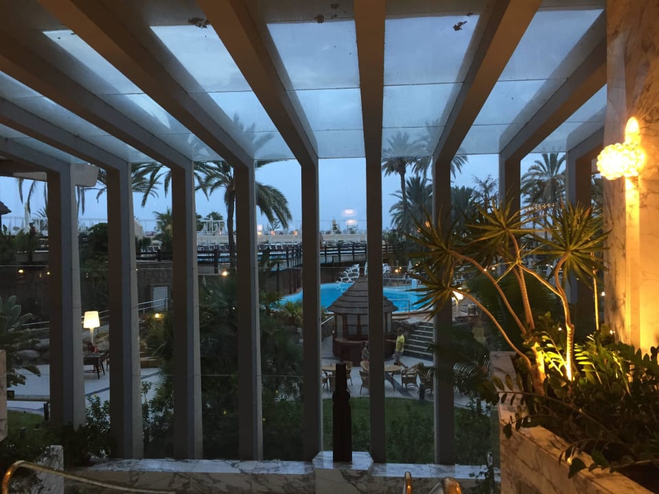 Blick von Rezeption zum Pool Gloria Palace San Agustin Thalasso & Hotel