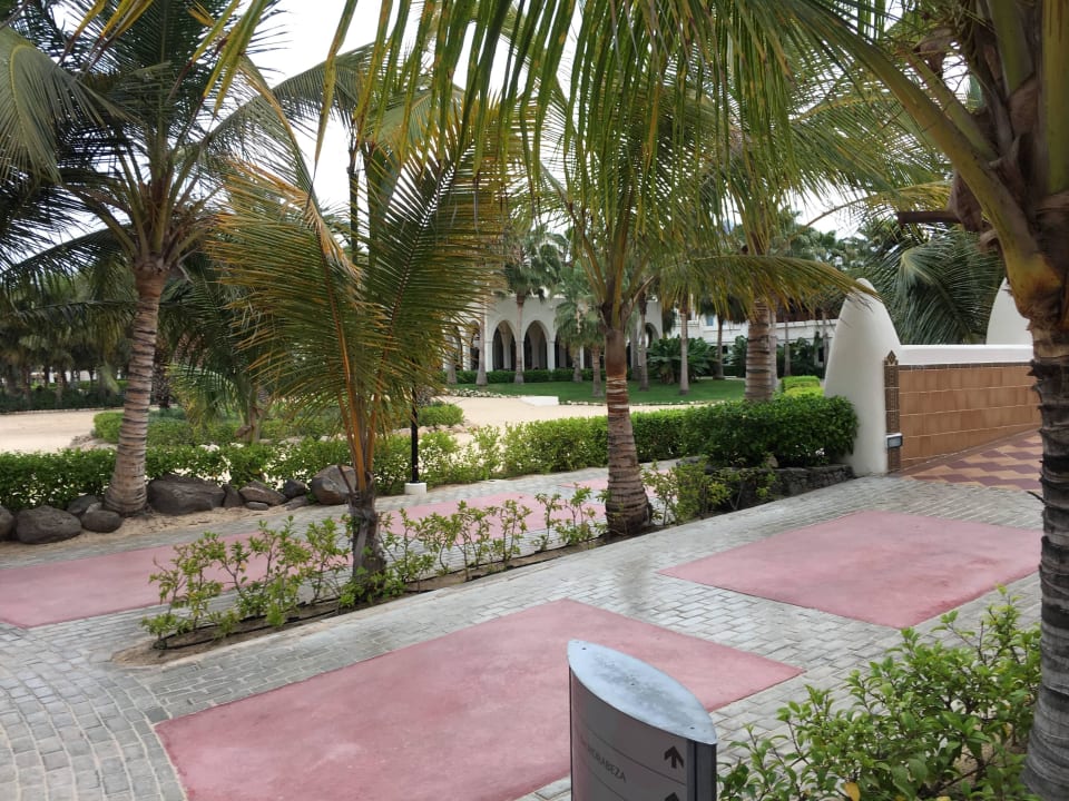 Im Hintergrund das Hauptrestaurant Hotel Riu Karamboa