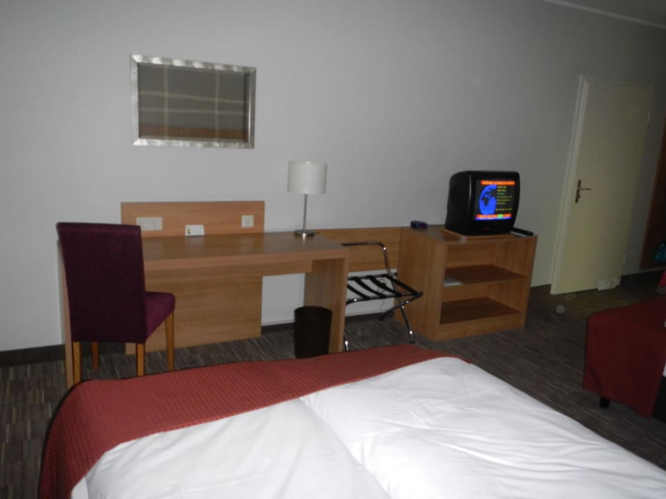 Schreibtisch mit Uralt-TV Leonardo Hotel Wolfsburg City Center