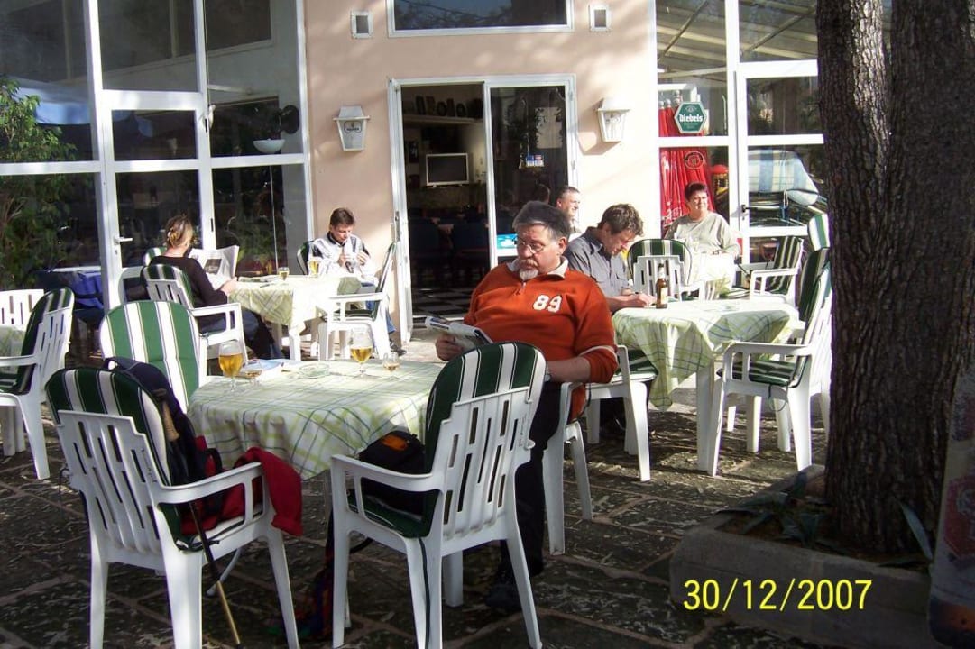 Die Außenterrasse Hostel Alcina