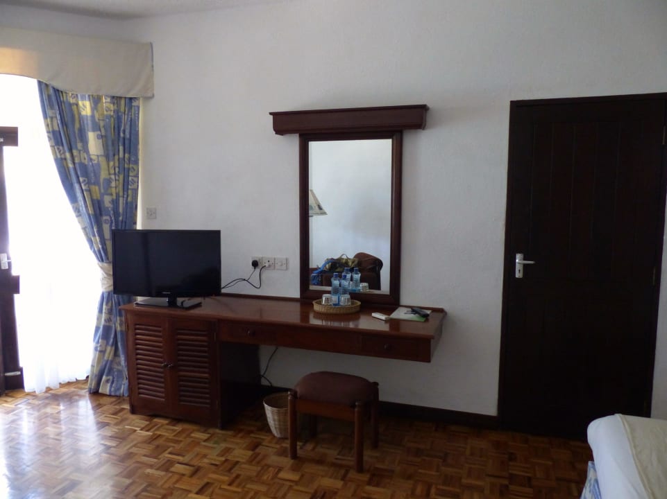 TV  Hotel Traveller's Club