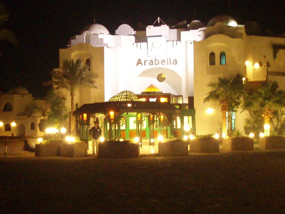 Abendlicher Blick auf den Hoteleingang Arabella Azur Resort