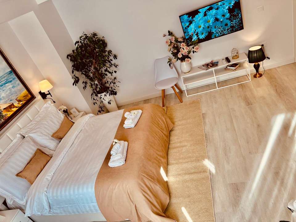 Zimmer Leo's Apartment Tirana Garden View