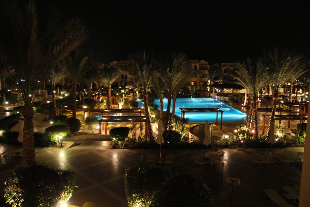 Ausblick auf Poolanlage bei Nacht Hotel JAZ Makadi Star & Spa