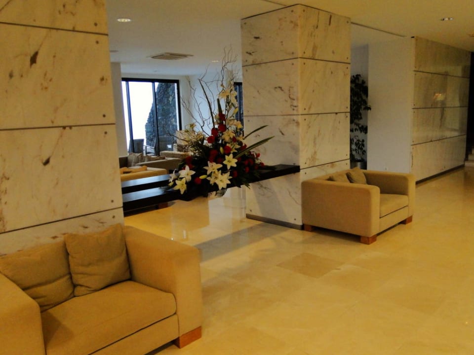 Lobby Caloura Hotel Resort