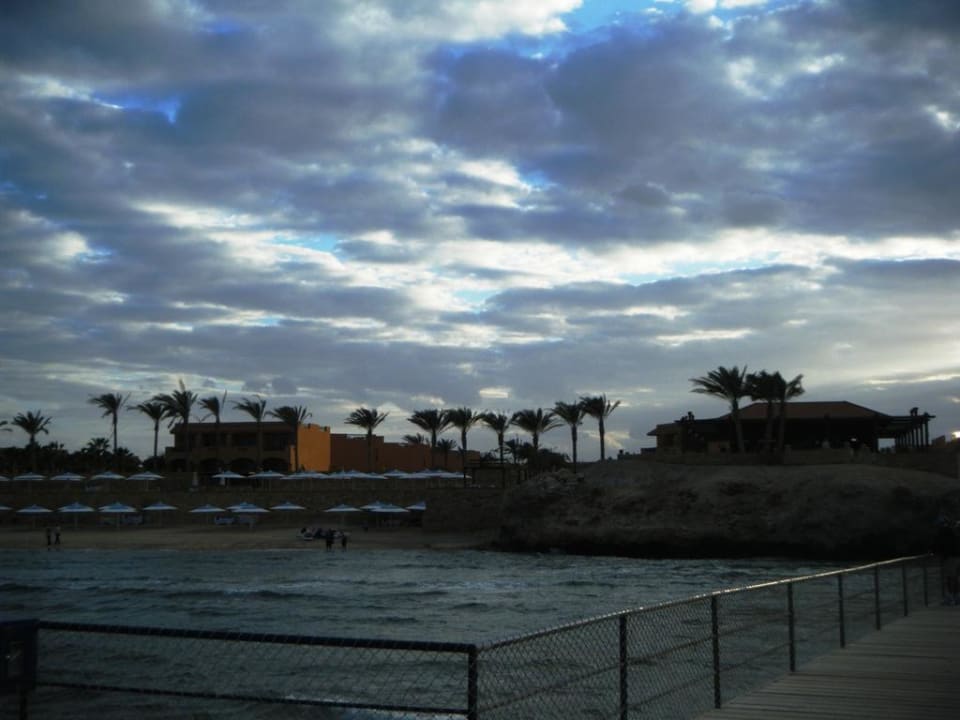 Blick vom Steg zum Hotel Jaz Grand Marsa