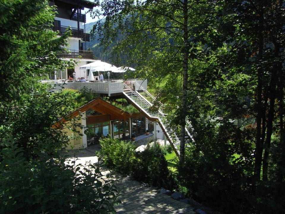 Walserhof Terrasse und Schwimmbad Verwöhn- und Wellnesshotel Walserhof