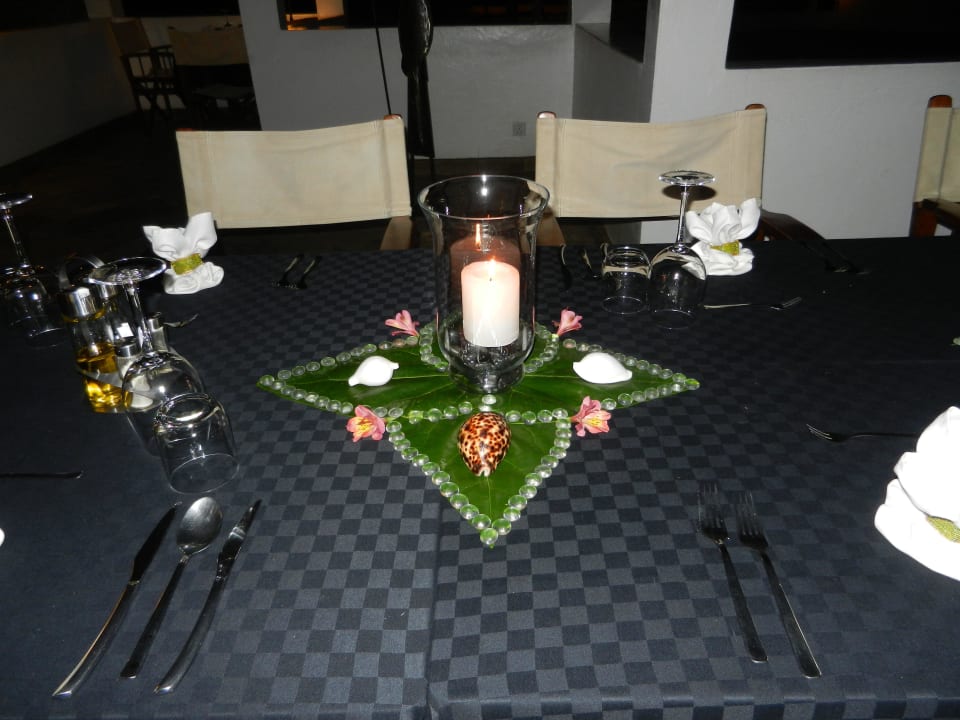 Tolle Dekoration; wie jeden Abend  Hotel Karibuni Rafiki Beach Resort