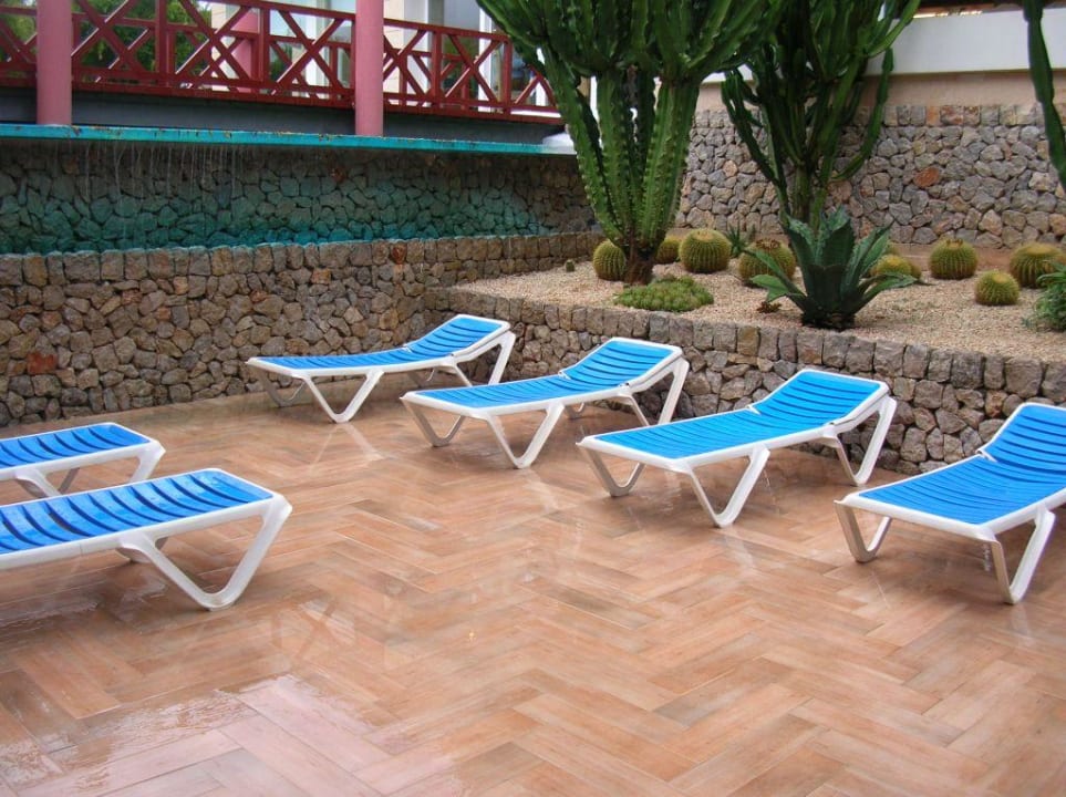 Entspannungsliegen am Hallenbad Prinsotel La Dorada