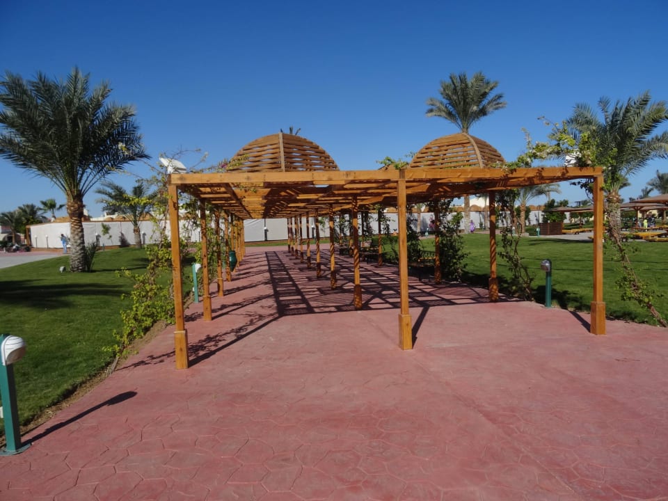 Übergang zum Palm Restaurant Desert Rose