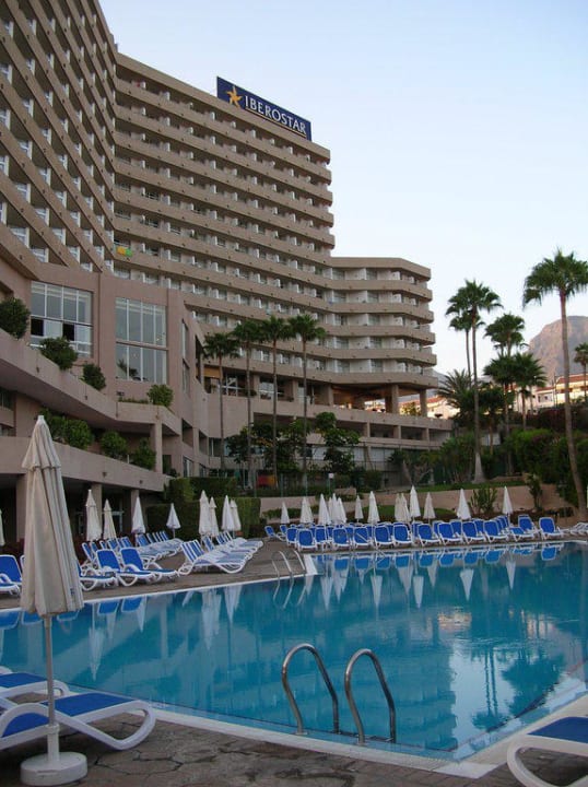 Отель и бассейн Iberostar Waves Bouganville Playa