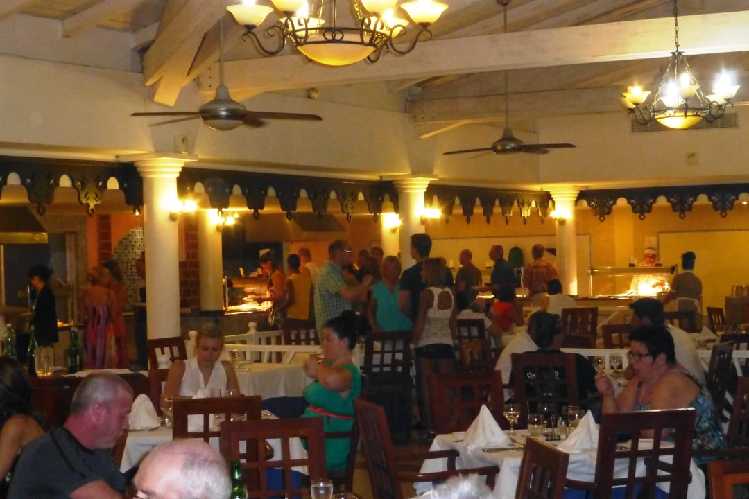 Hauptrestaurant am Abend Melia Las Dunas