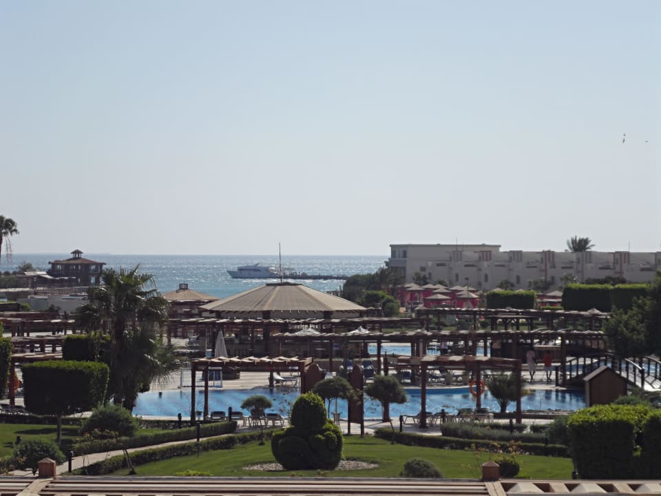 Blick von der Terrasse über den Pool zum Meer SUNRISE Crystal Bay - TUI BLUE