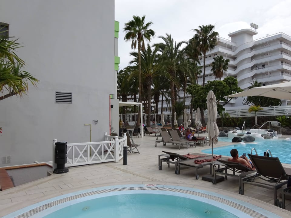 Ausblick vom Pool auf die Liegeb Hotel LIVVO Anamar Suites