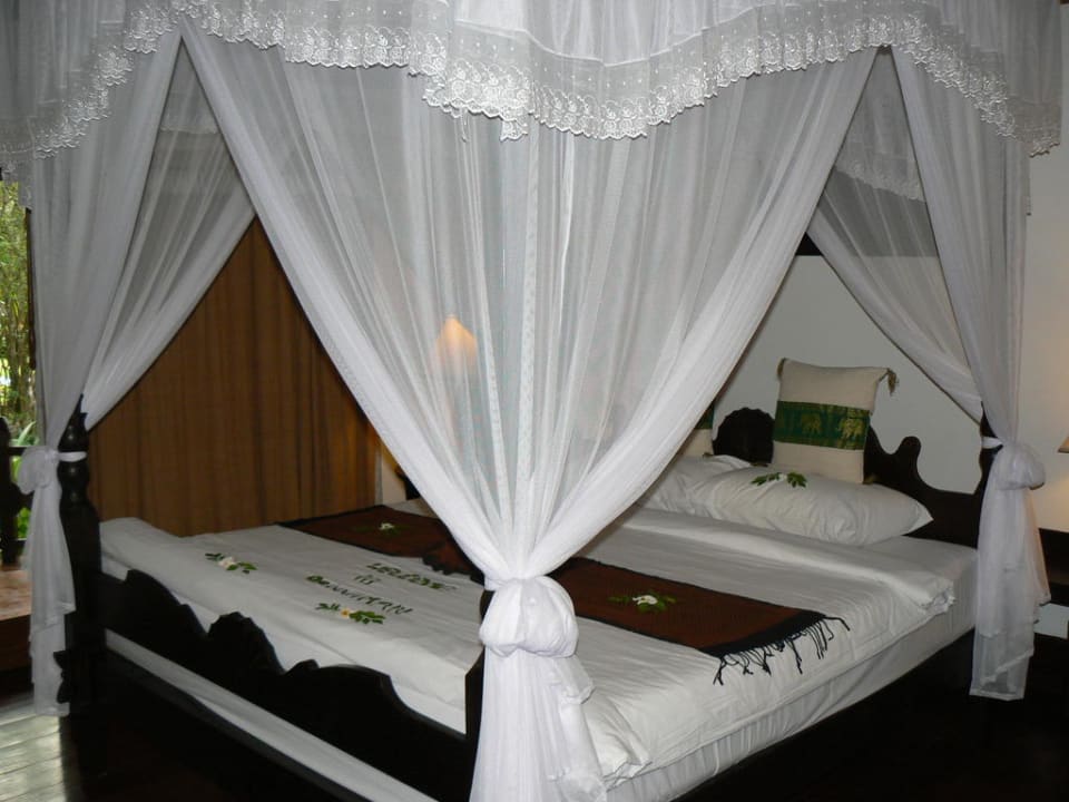 Himmelbett mit Moskitonetz Santhiya Tree Koh Chang Resort