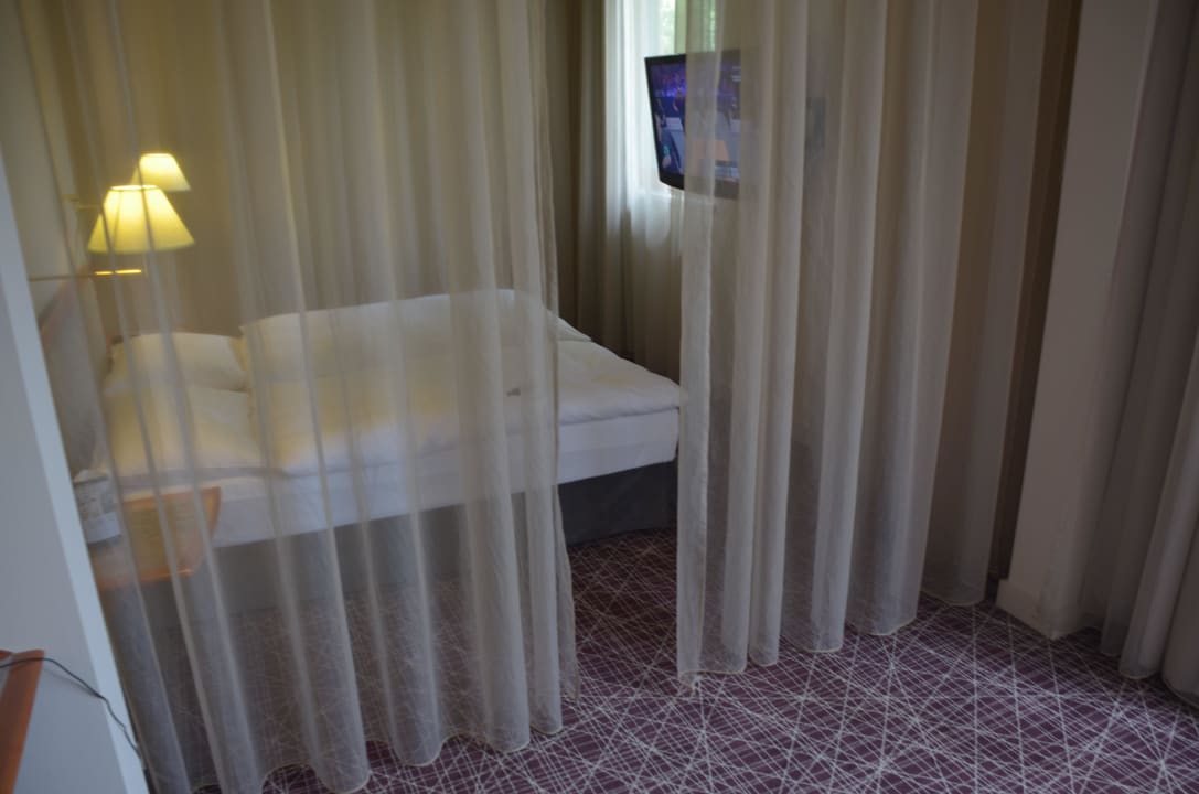 Bett mit riesigem Flatscreen NH Prague City