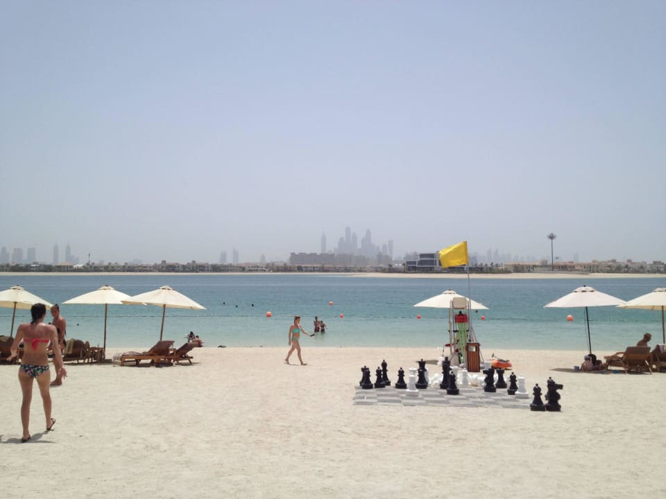 Strand mit Blick auf die Dubai Skyline Sofitel Dubai The Palm Resort & Spa