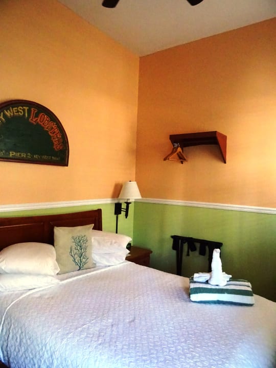 Doppelbett mit Kofferablage an Wand The Palms Hotel