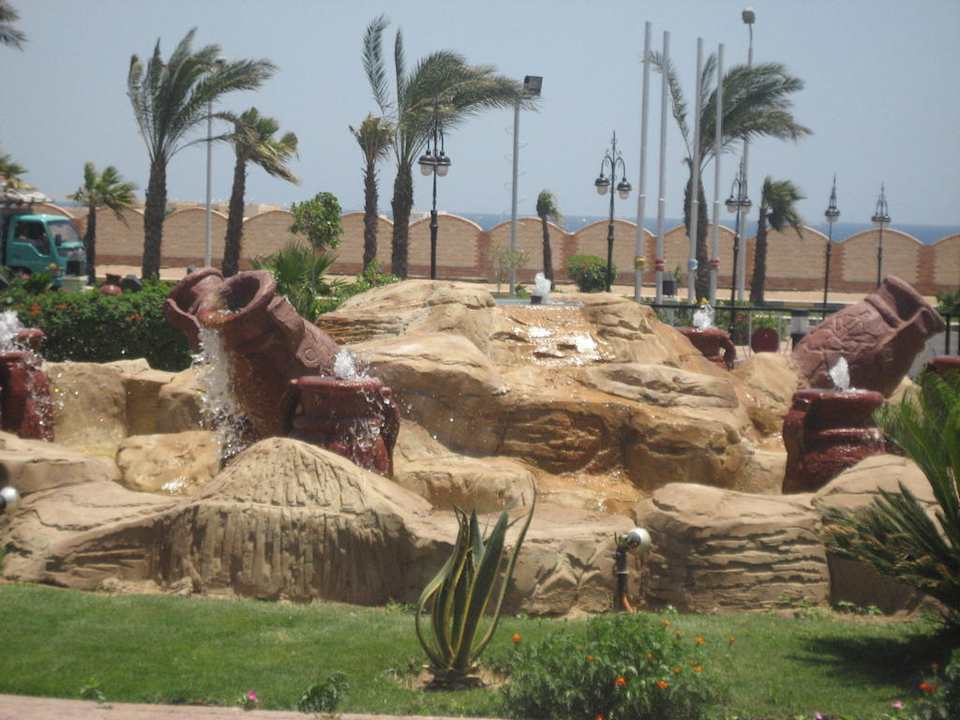 Brunnen vor dem Aqua Vista Pickalbatros Aqua Park Resort - Hurghada